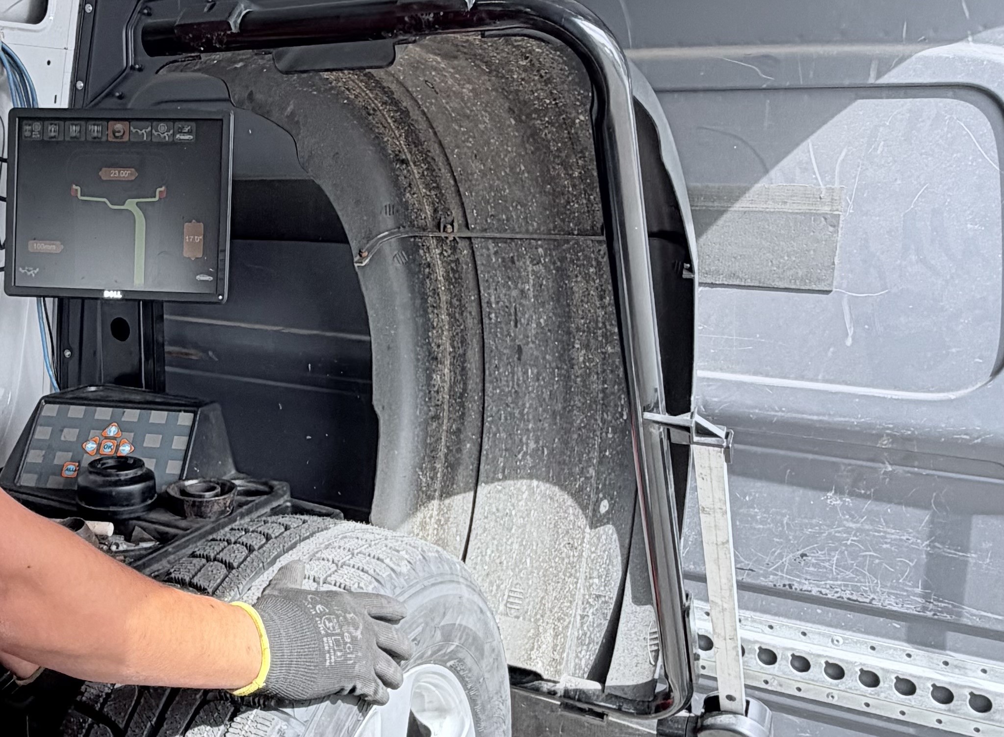 Tire balancing (view 3)